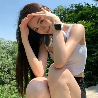 给小酒馆女子喝高杯酒